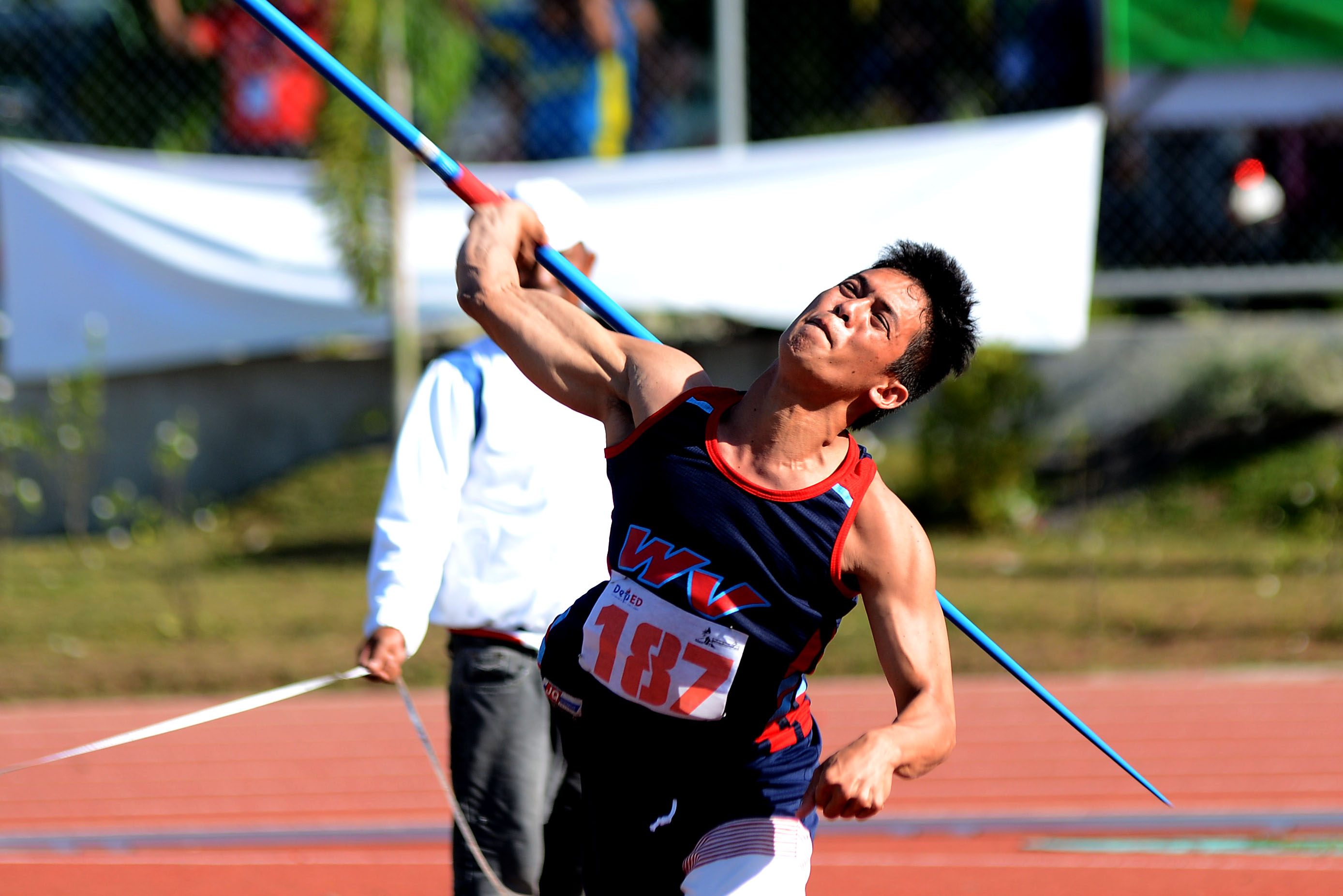 GOLD. Ronald Lacson from Western Visayas bags gold in secondary boys javelin throw. Photo by Roy Secretario/Rappler 