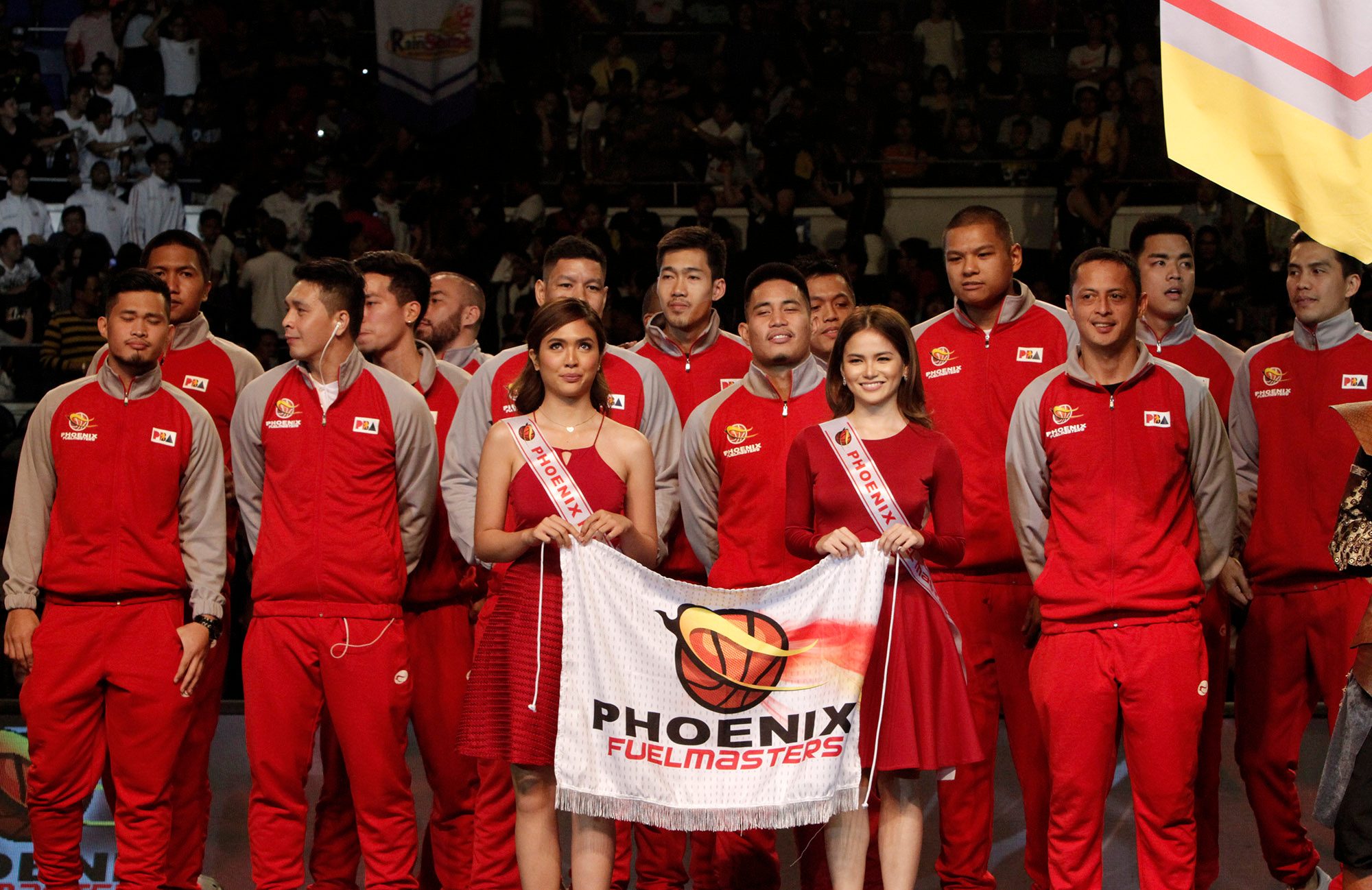 The Phoenix Fuel Masters with muses Elisse Joson and Sofia Andres. Photo from PBA Images 