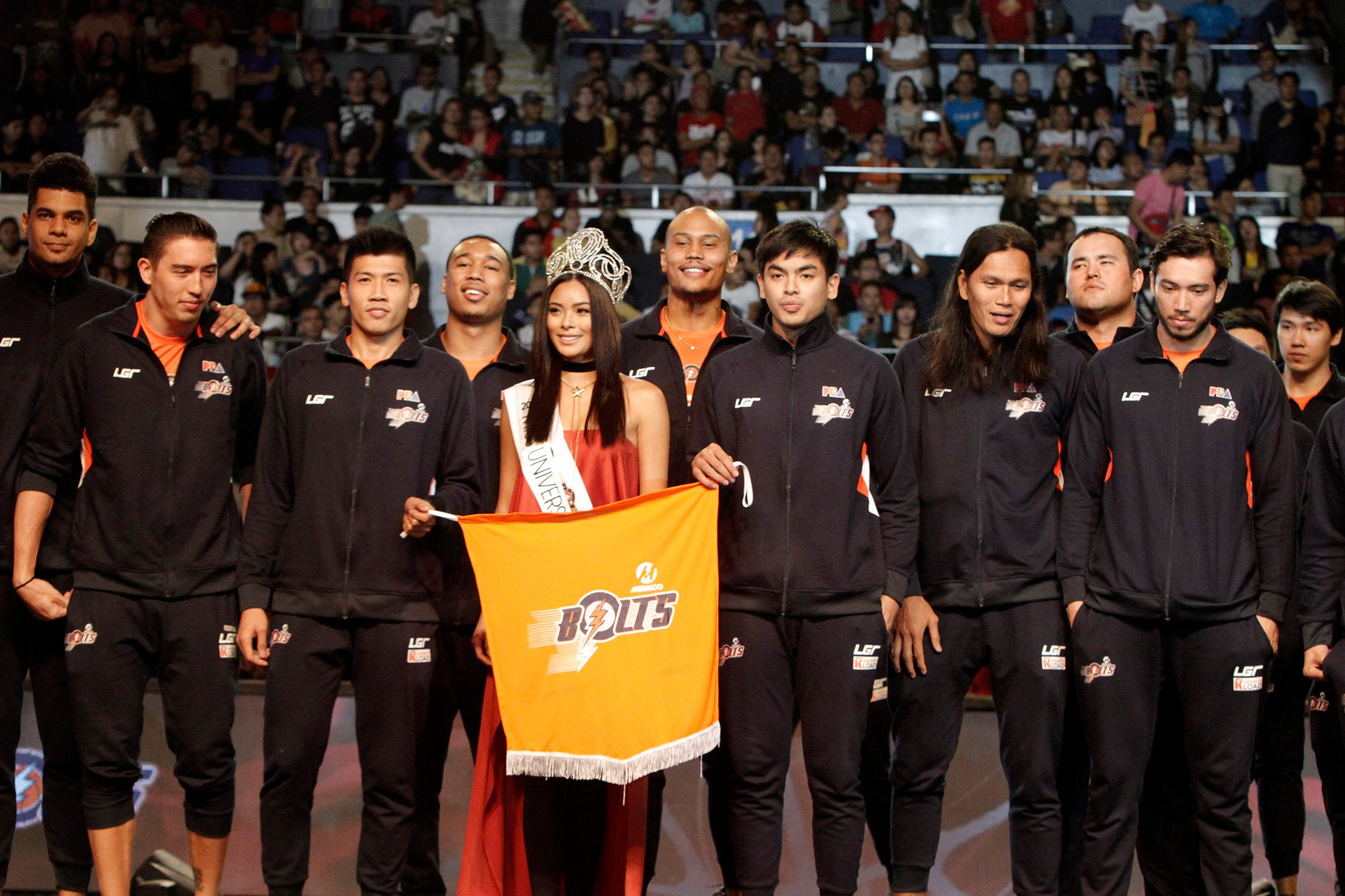 The Meralco Bolts with Bb Pilipinas Universe Maxine Medina as muse. Photo from PBA Images 