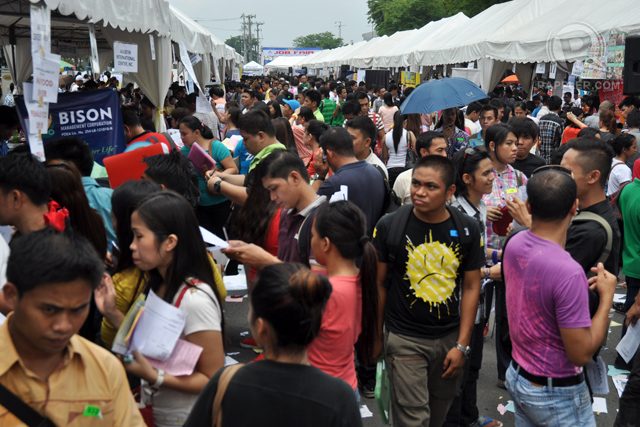 Filipinos jobseekers take advantage of a job fair Manila. File photo/Rappler