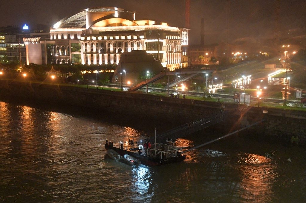 At least 7 South Koreans dead, 21 missing as Budapest tourist boat sinks