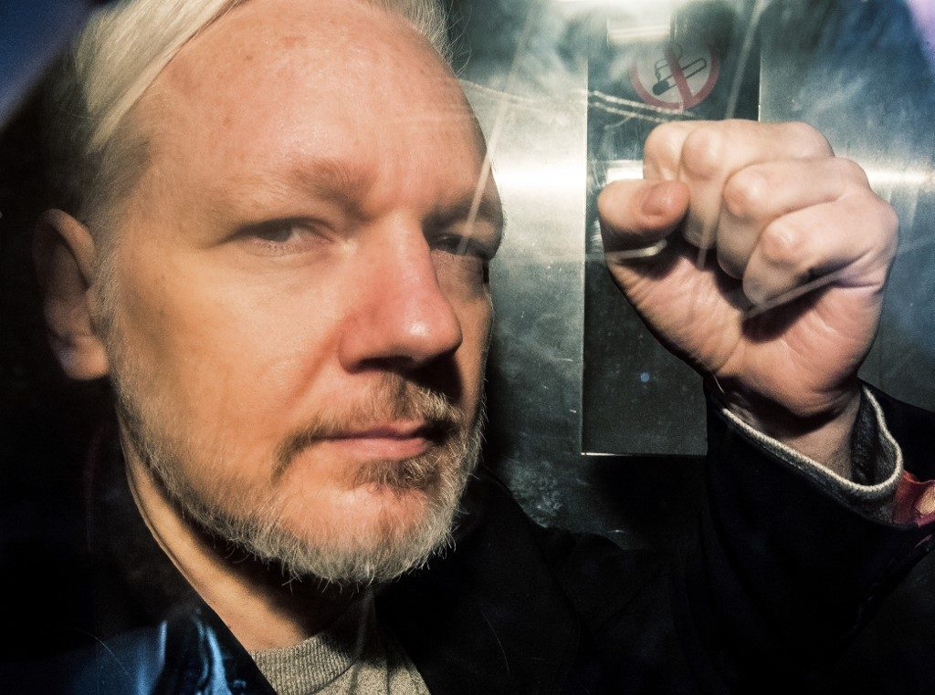 U.S. charges Julian Assange with violating Espionage Act