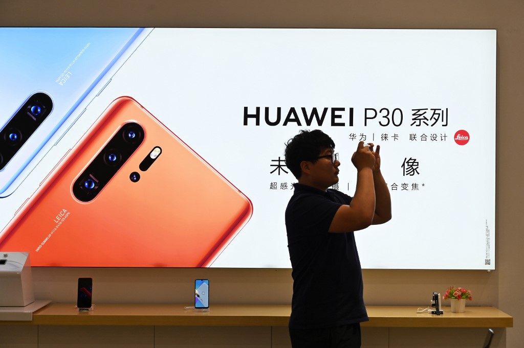 Japanese, UK carriers delay release of Huawei phones