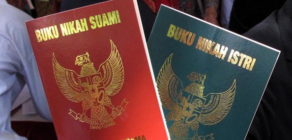 DICURI.  Dua ribu pasang buku nikah dicuri di Pasaman, Sumatera Barat.  Saat diperiksa di kantor Kementerian Agama, diketahui pintu telah dibuka paksa pada Minggu, 25 Juni lalu.  Foto oleh Eric Ireng/ANTARA 