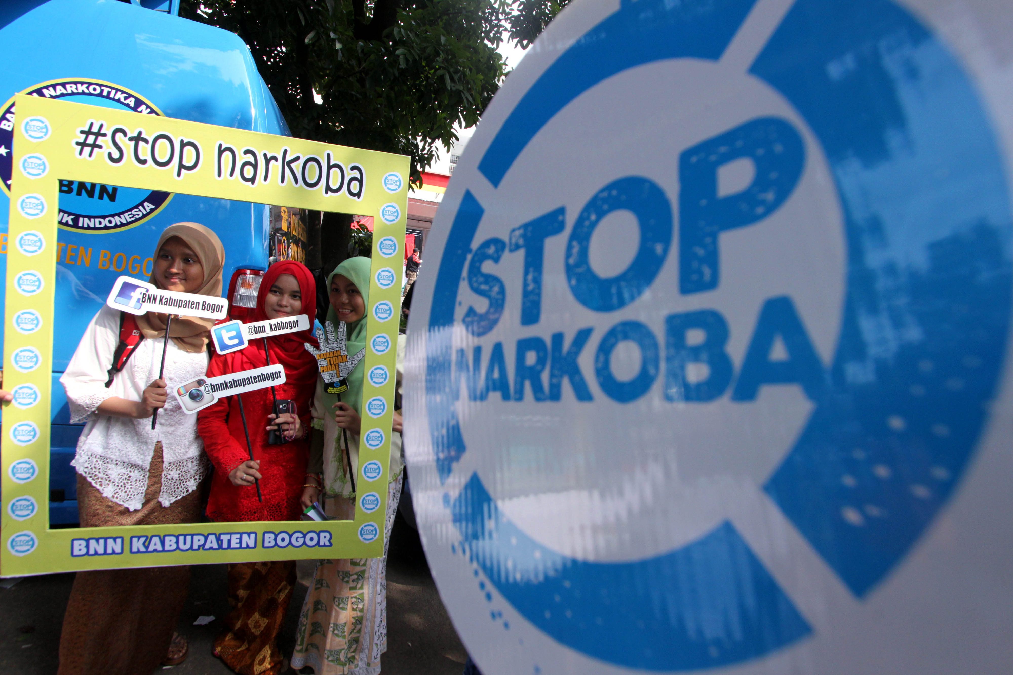 ILUSTRASI. Warga menunjukan simbol kampanye anti-narkoba saat sosialisasi bahaya narkoba. Foto oleh Yulius Satria Wijaya/Antara 