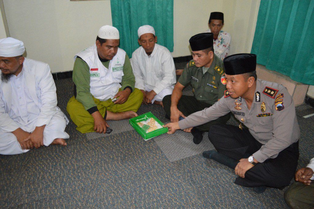 Polisi lucuti atribut anggota FPI saat hendak ke Ponpes Rembang