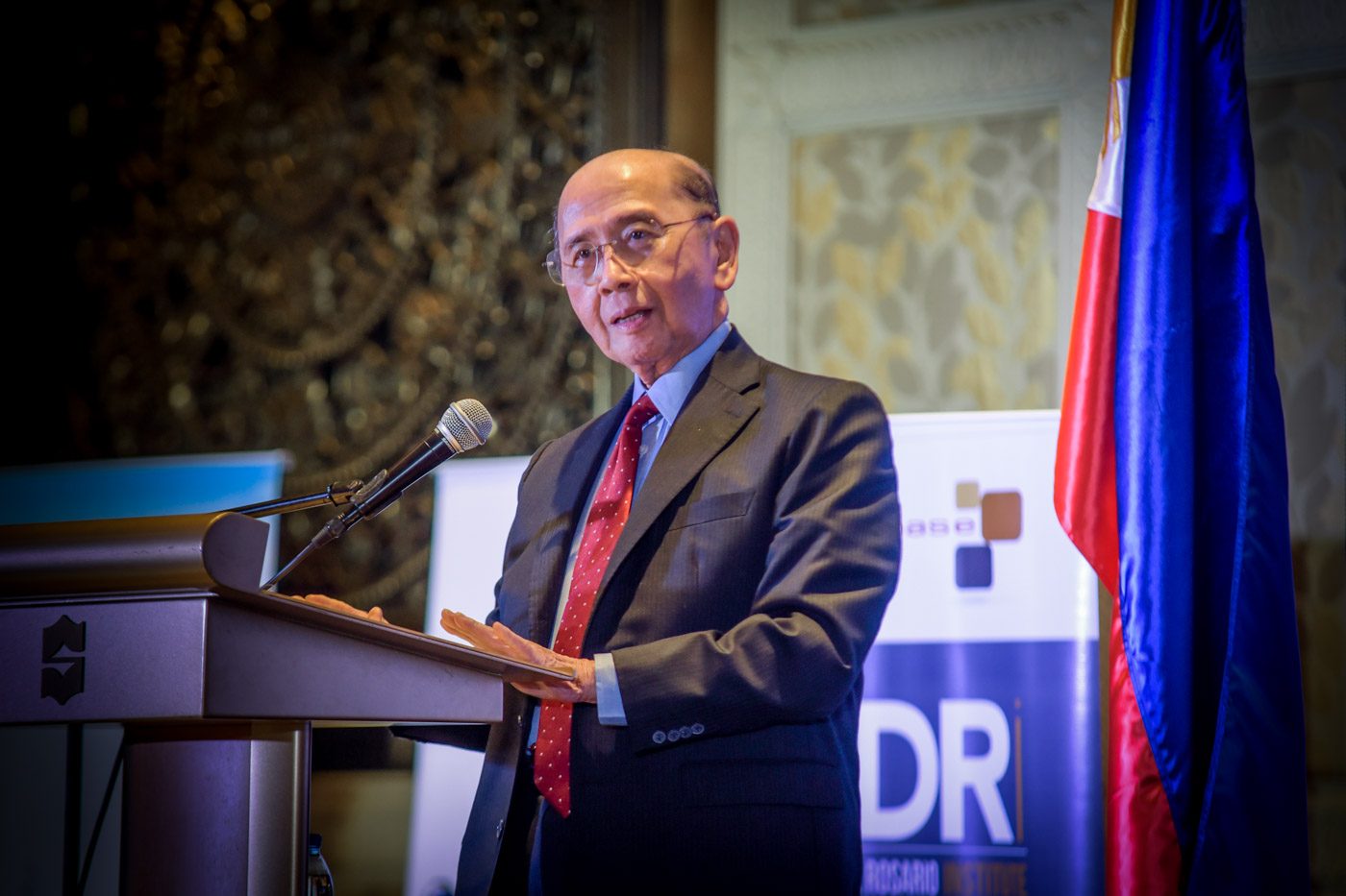 WORLD VIEW. Former foreign affairs secretary Roberto Romulo explains on November 8, 2017 at the ADR Institute, the new state of the global economy ASEAN will have to sift through. Photo by Alecs Ongcal/Rappler   