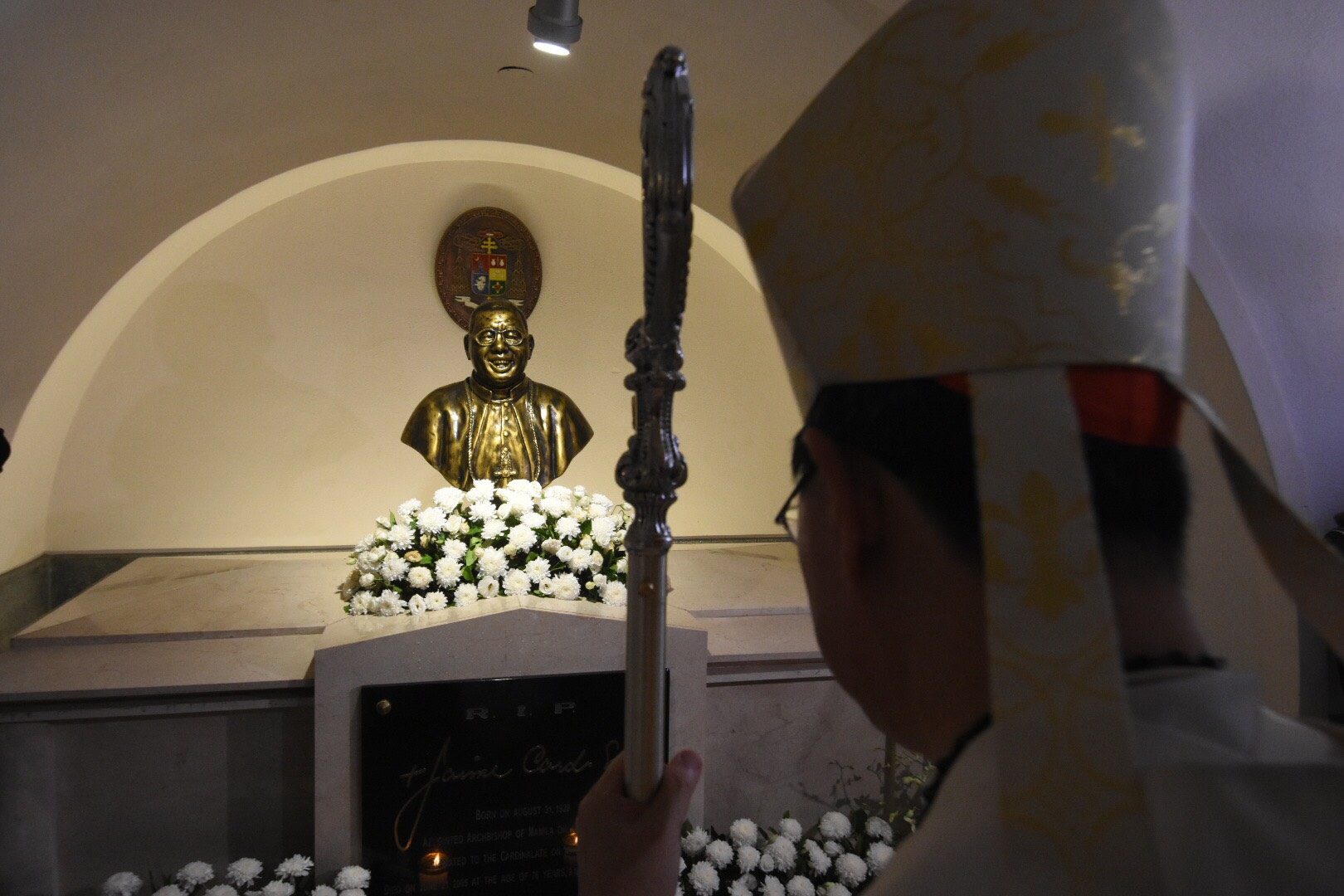 CARDINALS. Manila Archbishop Luis Antonio Cardinal Tagle blesses the tomb of late Jaime Cardinal Sin to commemorate the latter's 12th death anniversary in the crypt inside the Manila Cathedral on June 21, 2017. Photo by Angie De Silva/Rappler    
