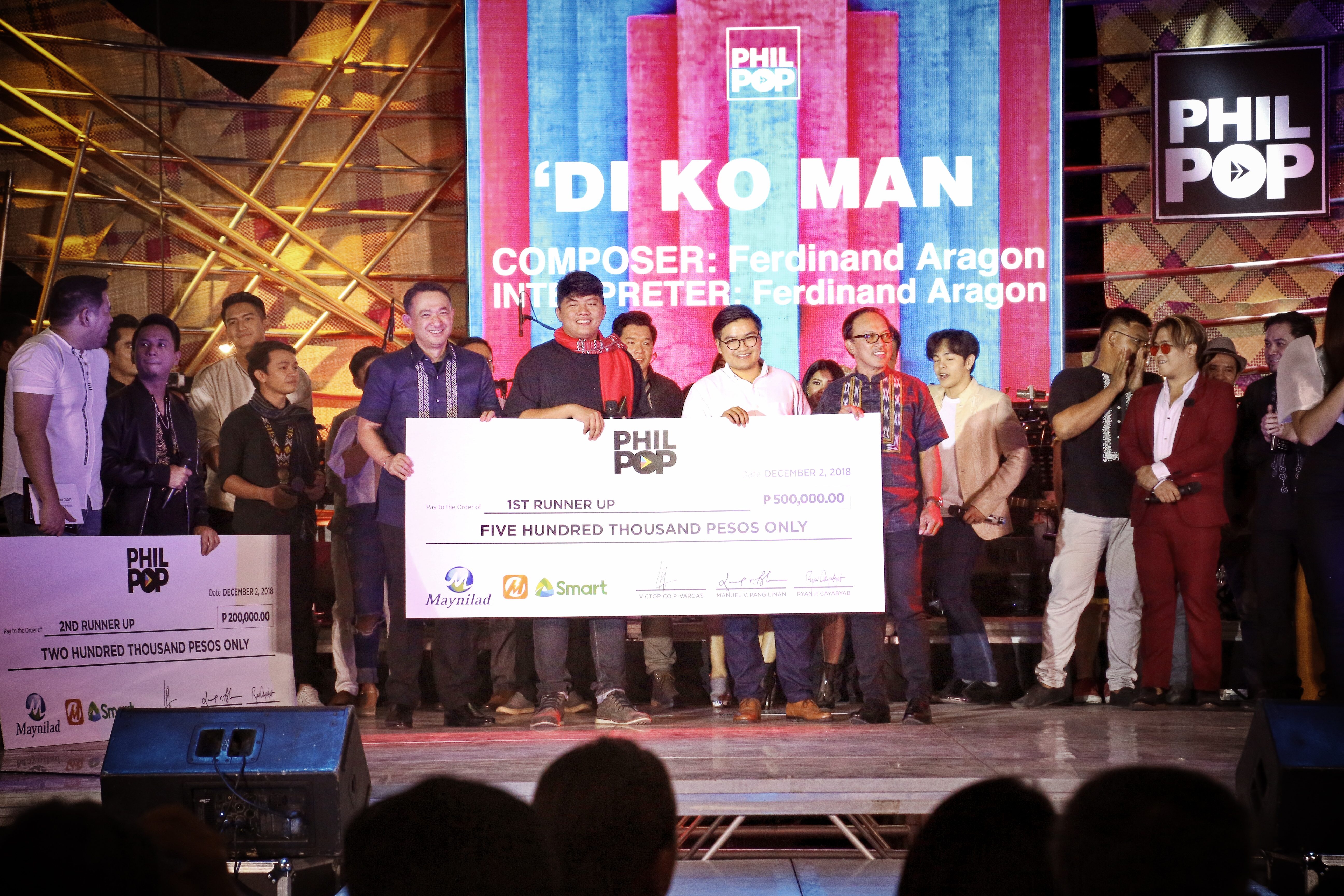 RUNNER-UP Ferdinand Aragon receives his prize for the song 'Di Ko Man.' 