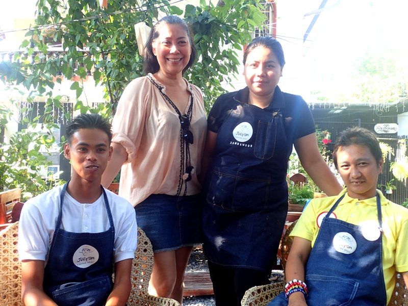 TEAMWORK. Ace Salvador (left), Christian Cunanan (right), together with founder Rachel Harrison (second from left) and
manager Jennyfer (third from left). Photo by Rhea Claire Madarang 
