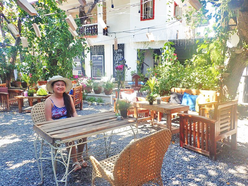 GARDEN AND ART. Julyan’s Coffee Spot is a good place to relax with plants and art. Photo by Rhea Claire Madarang 