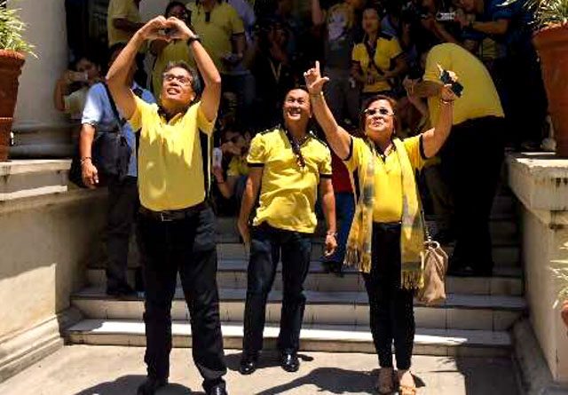 HIS BAILIWICK? Roxas is joined by former MMDA chairman Francis Tolentino and De Lima during a visit to Cebu City in August. File photo by Bea Cupin/Rappler 
