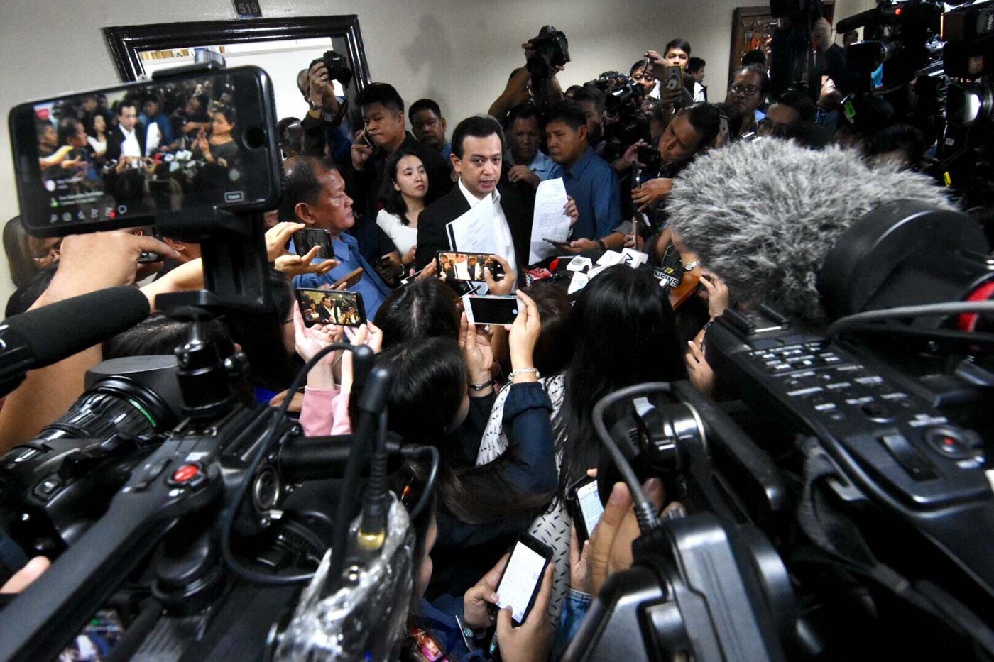 MAN OF THE HOUR. Senator Antonio Trillanes IV face the media outside his office on September 5, 2018, to present documents about the dismissal of previous cases against him. Photo by Angie de Silva/Rappler  