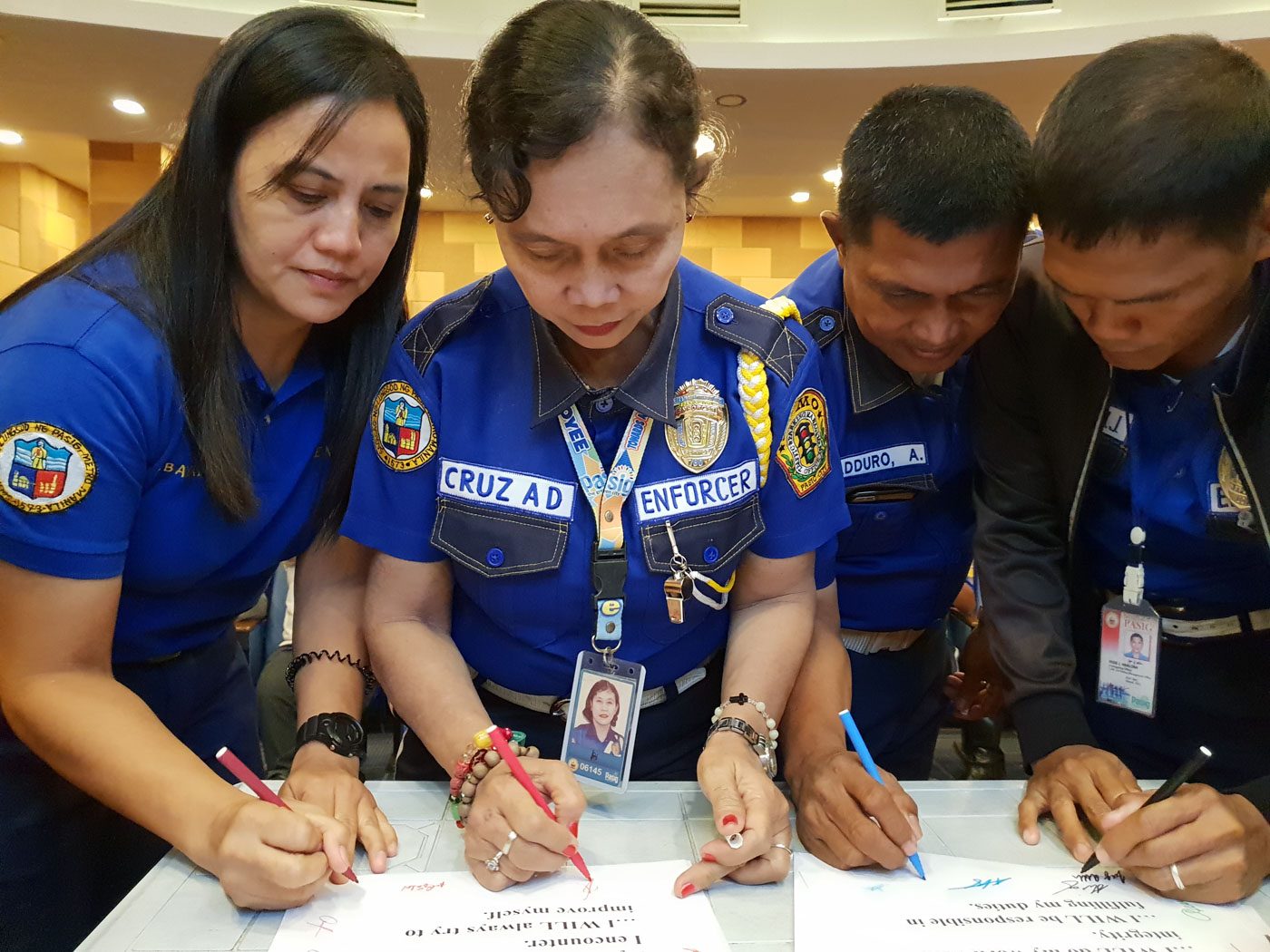COMMITMENT. Pasig City's traffic enforcers vow to be professional at their jobs, spurred by the possibility of getting permanent contracts. Photo by JC Gotinga/Rappler 