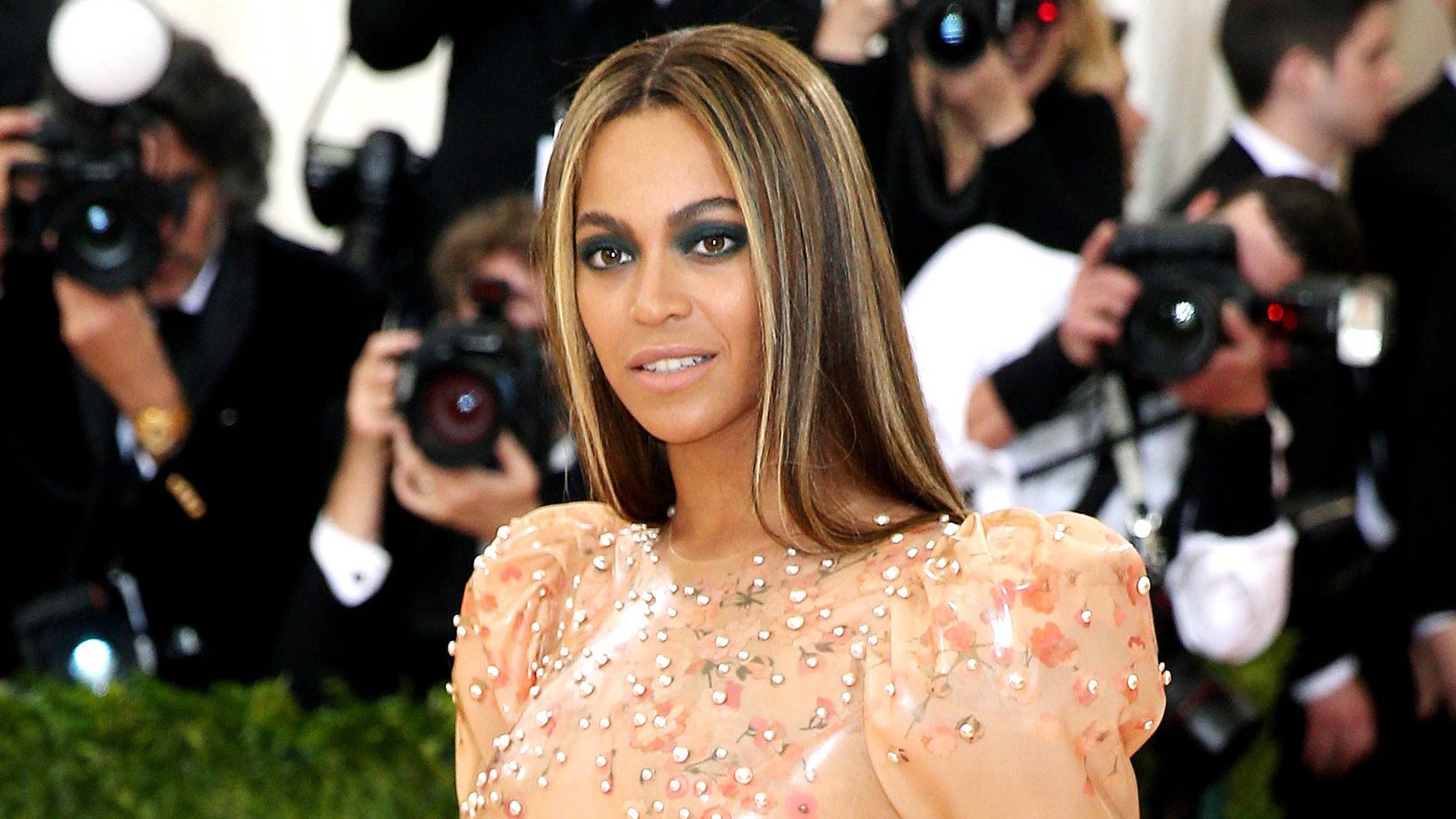 Beyoncé pleads to end ‘war’ on minorities after shootings