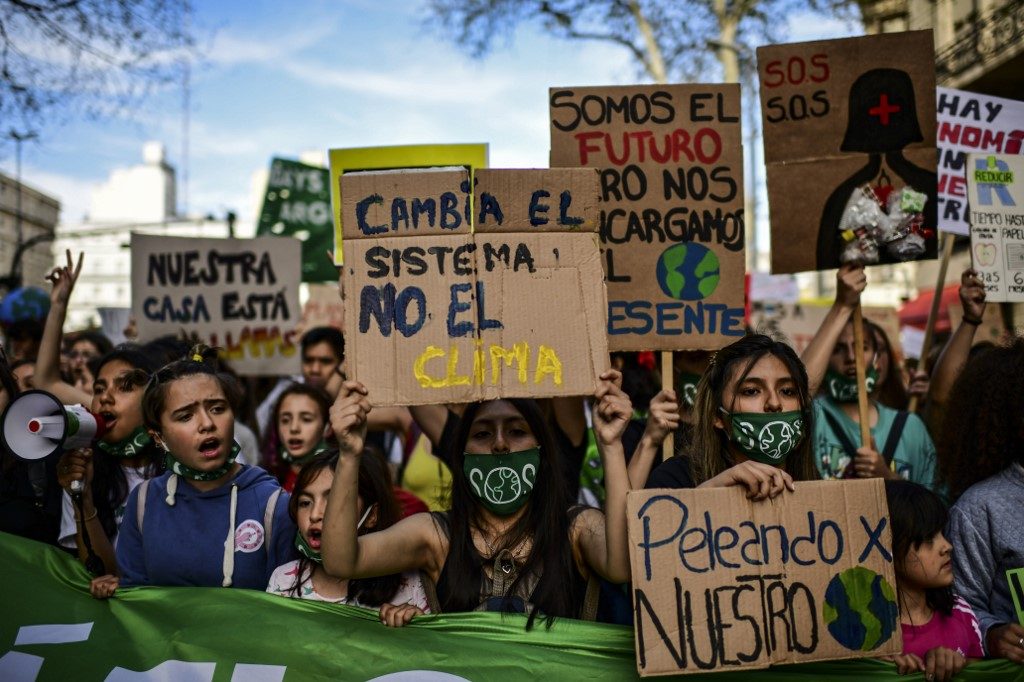 GLOBAL CLIMATE STRIKES. Demonstrators take part in a global youth climate action strike in Buenos Aires, on September 27, 2019, at the end of a global climate change week. File photo by Ronaldo Schemidt/AFP  