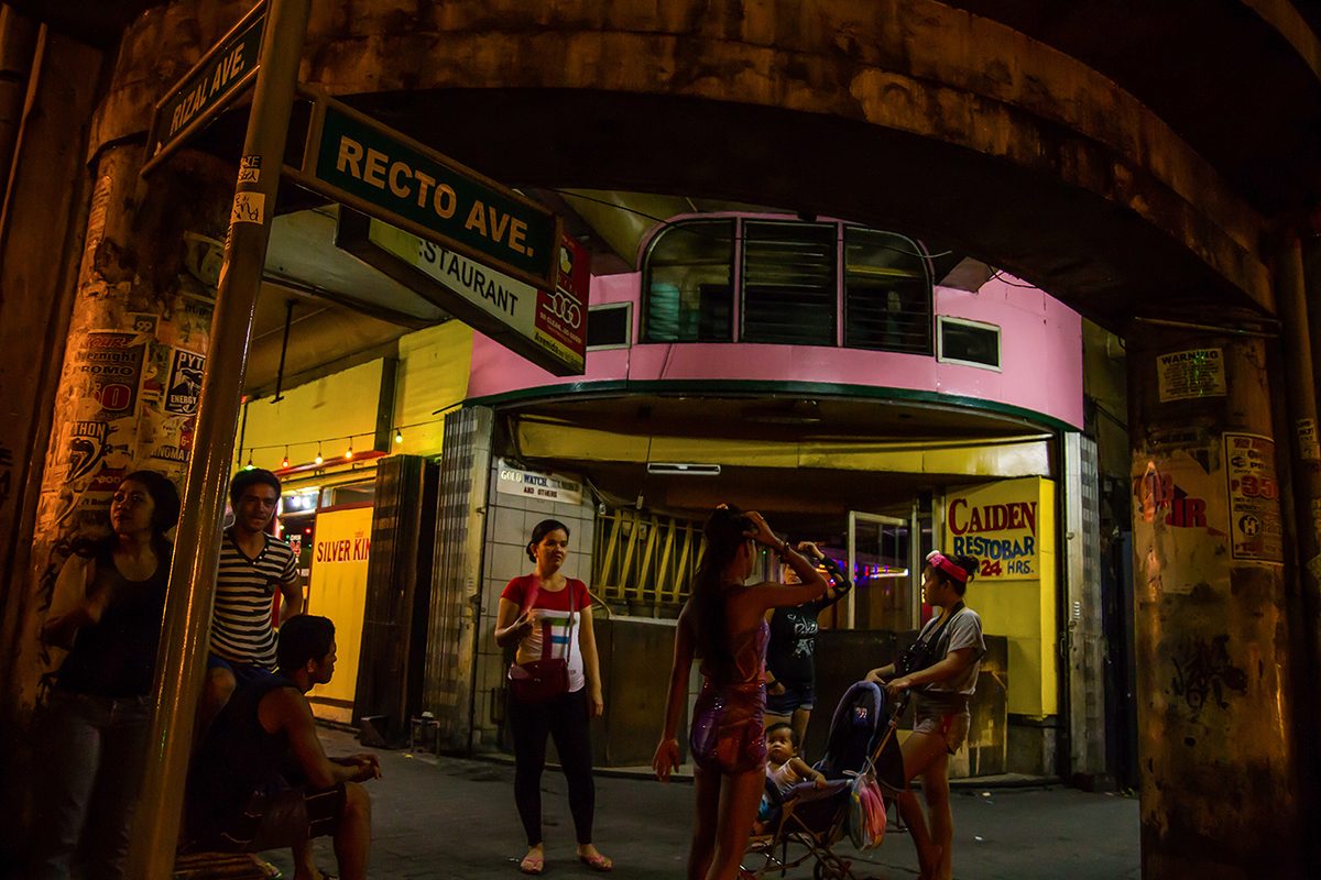 Sex workers occupy an alley of an old building in the corners of Recto and Rizal Avenue. Photo by Mark Zaludes/Tokwa Collective for Rappler   