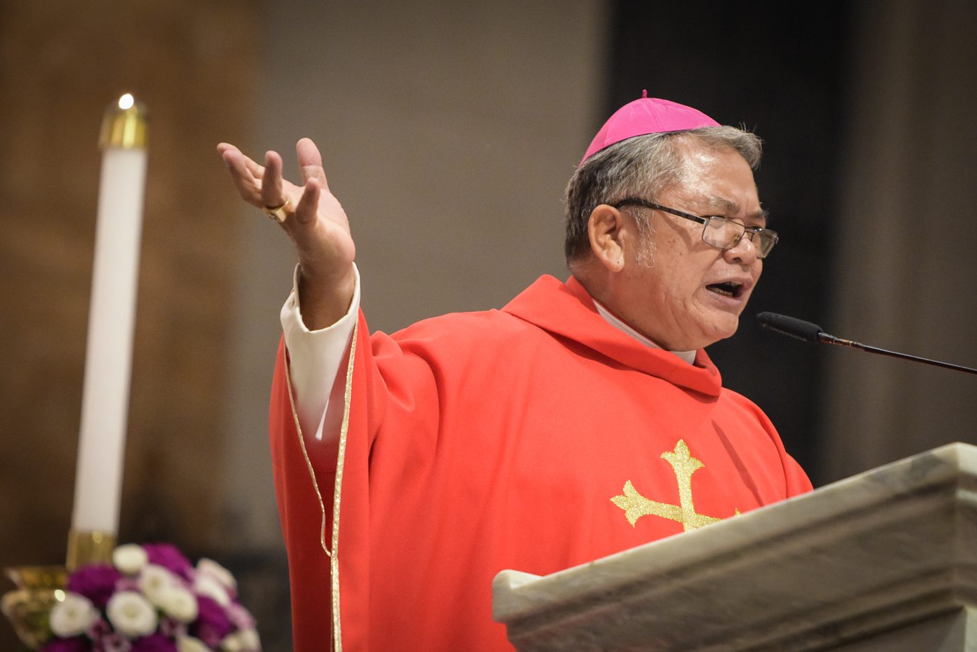 HORRORS OF WAR. Marawi Bishop Edwin dela Peña recounts the nearly 5-month war in Marawi City as he delivers the homily on November 22, 2017, dubbed as 'Red Wednesday' to support persecuted Christians worldwide. Photo by LeAnne Jazul/Rappler 