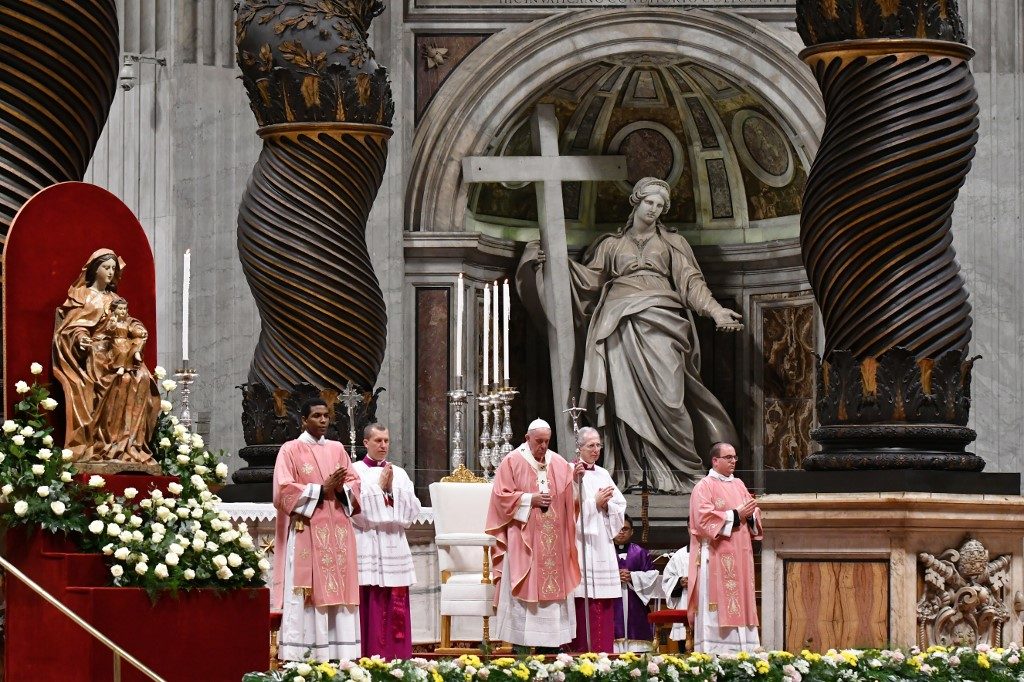 Pope Francis leads Simbang Gabi: ‘Be smugglers of faith’