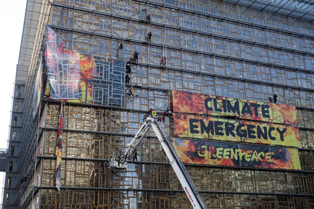 Greenpeace action threatens EU summit venue