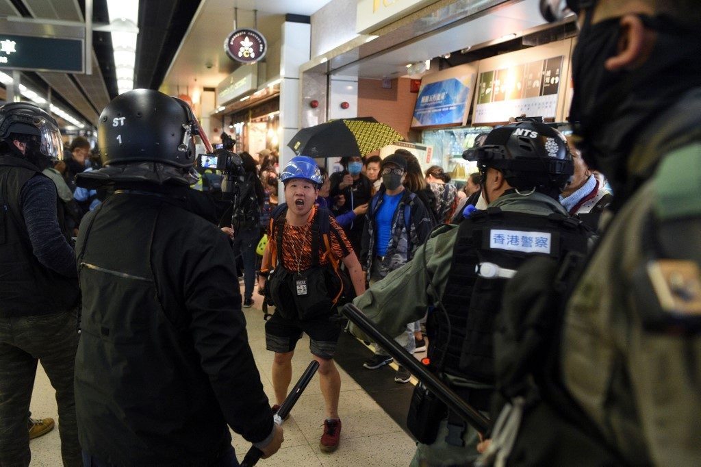 Hong Kong marks Christmas Eve with mall protests and clashes