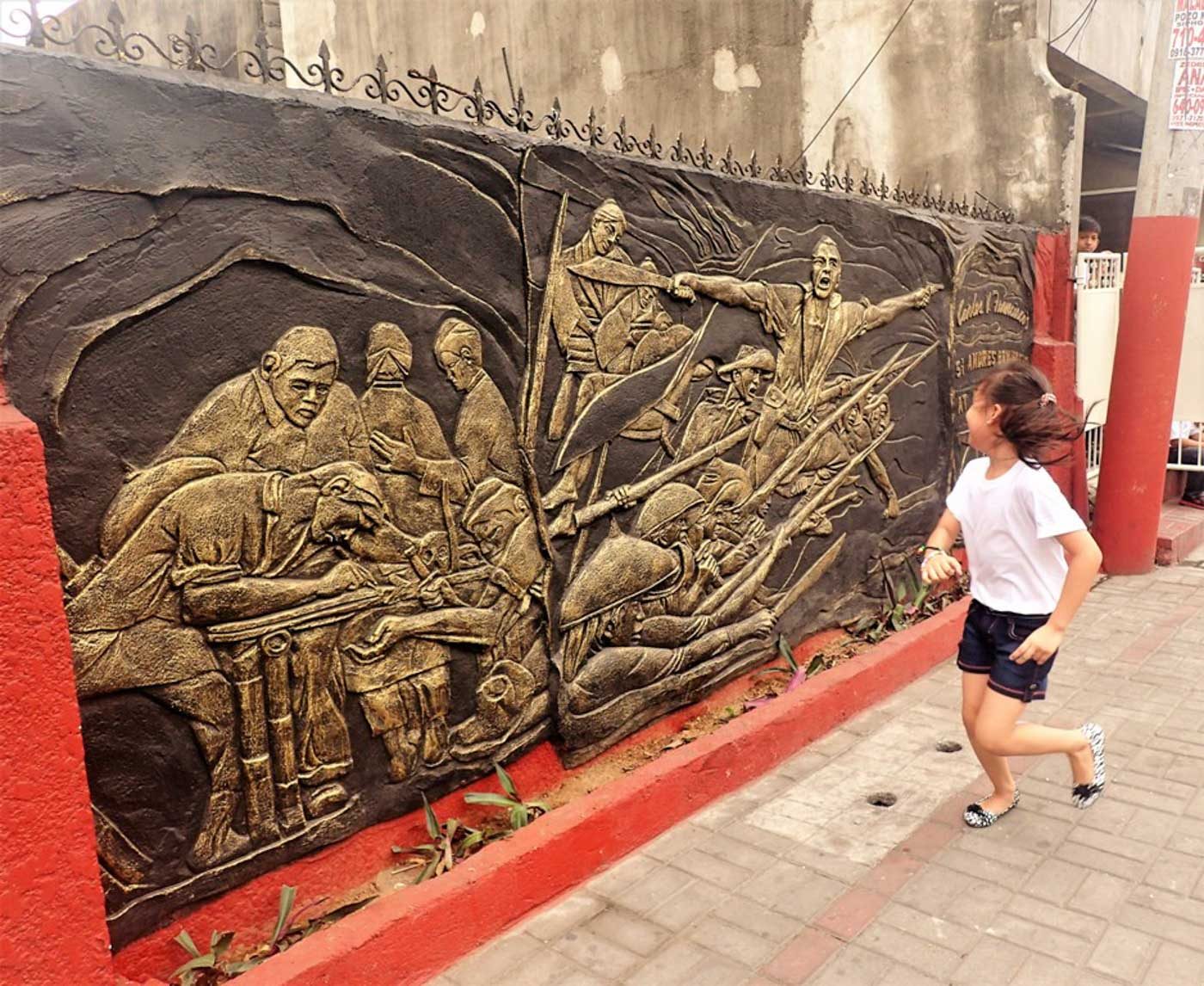 STREET ART EVERYWHERE. Walk around Angono town’s streets to see art sculpted on walls outside houses and galleries. 