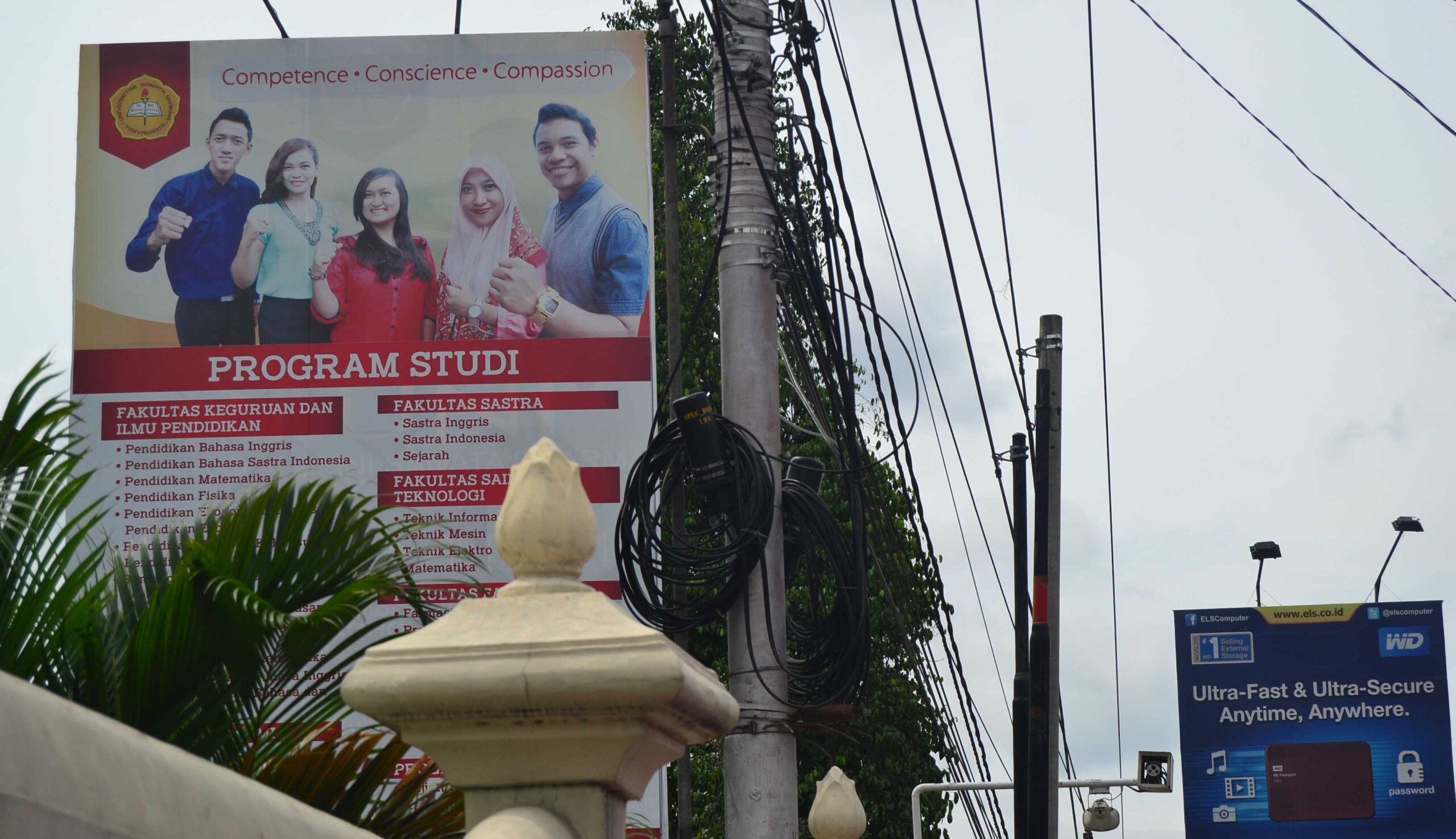 FUI Yogyakarta minta Universitas Kristen Duta Wacana turunkan baliho mahasiswi berjilbab