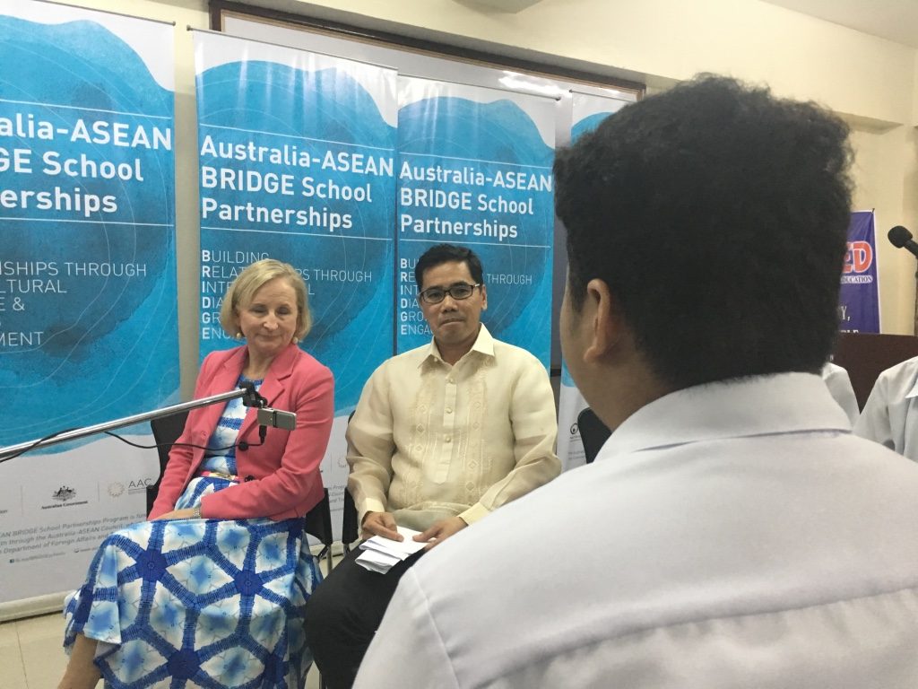 FREE TALK. A Makati High school student asks Gorely why Australia is interested in making partnerships with ASEAN countries. Photo by Mara Cepeda/Rappler
 