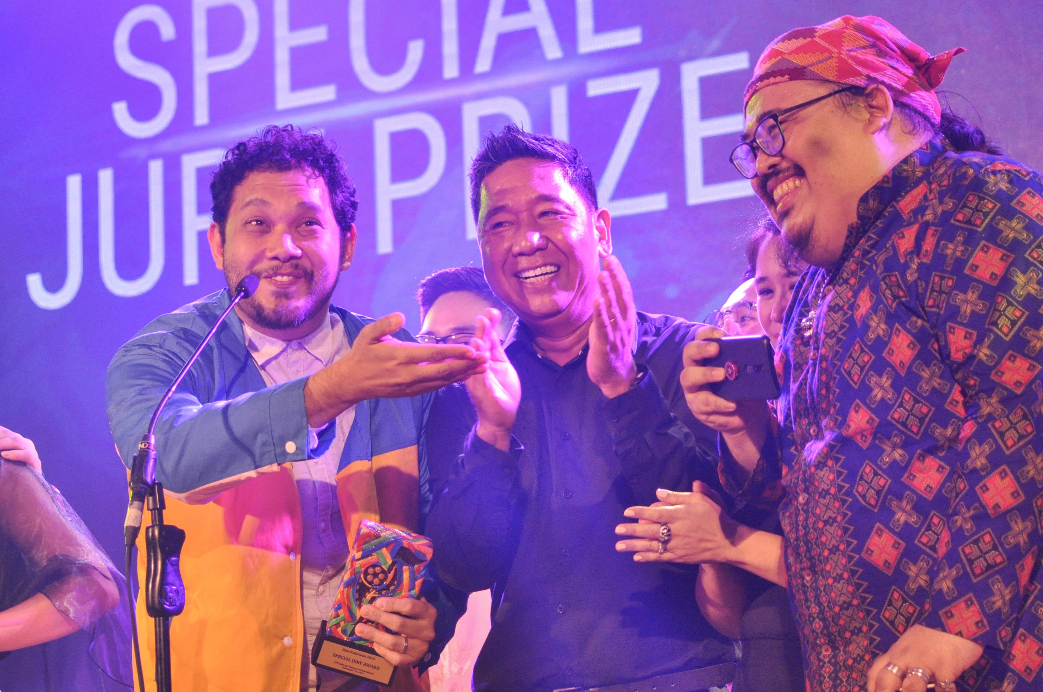 The casts of LSS (Last Song Syndrome) celebrate after winning the Best Special Jury Prize award. 