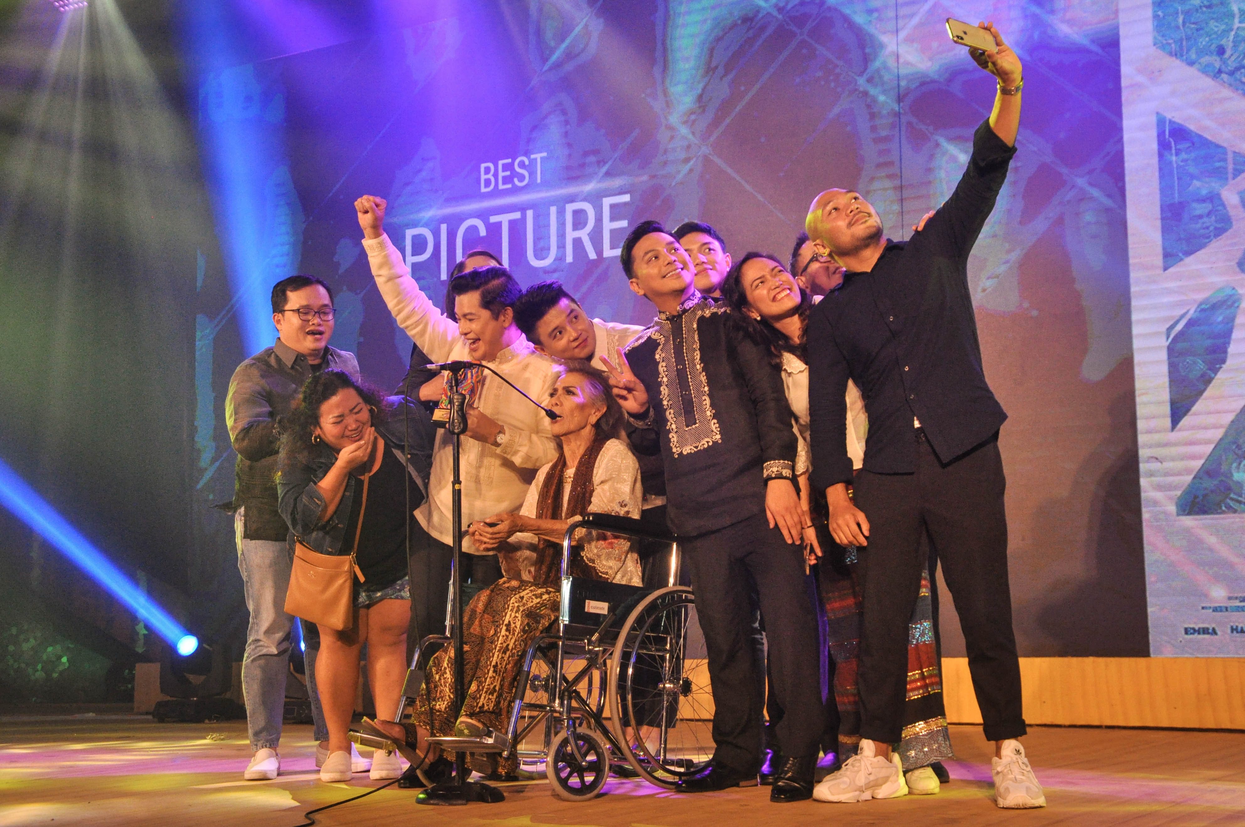 The casts of 'Lola Igna' take a group photo after winning the Best Picture award. 
