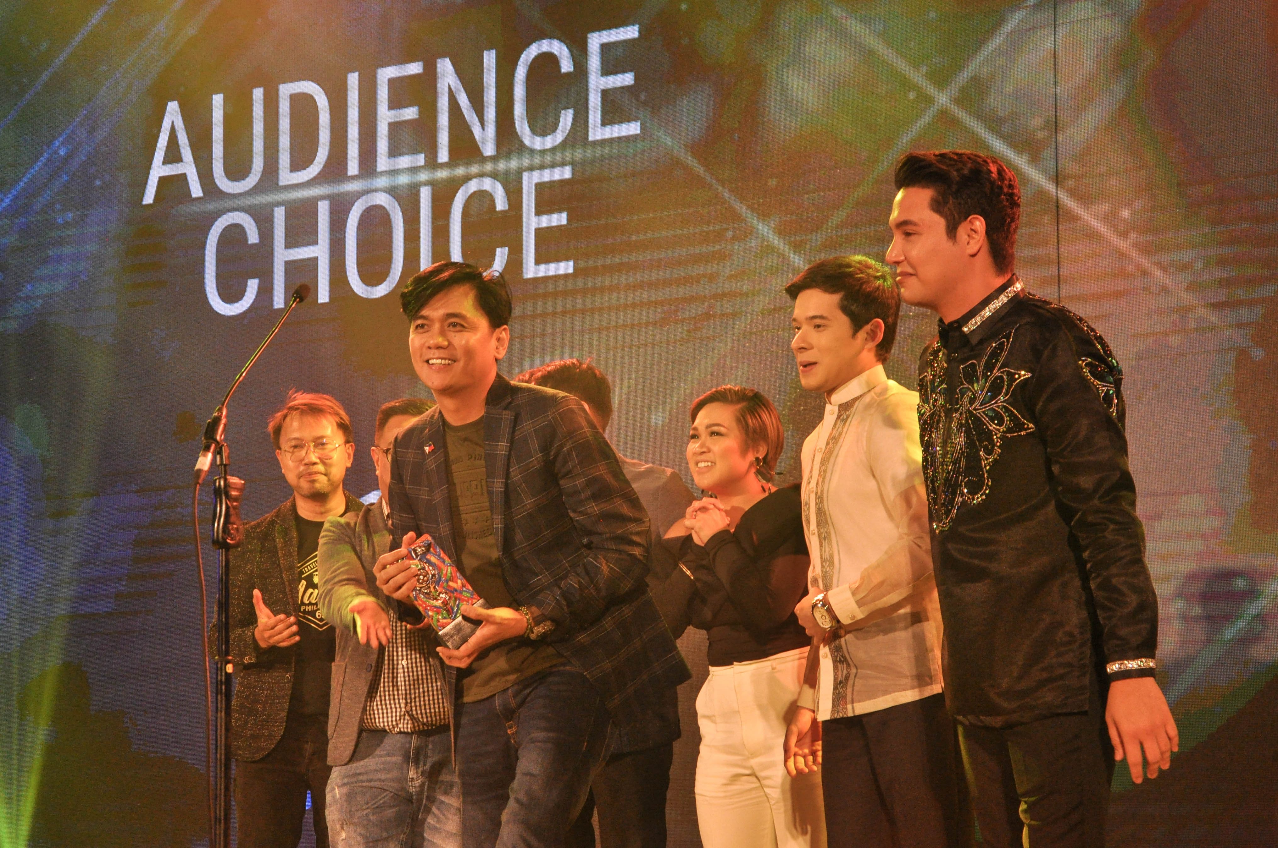 AUDIENCE CHOICE. The casts of 'The Panti Sisters' celebrate after winning the Audience Choice award during the Pista ng Pelikulang Pilipino 2019. 
