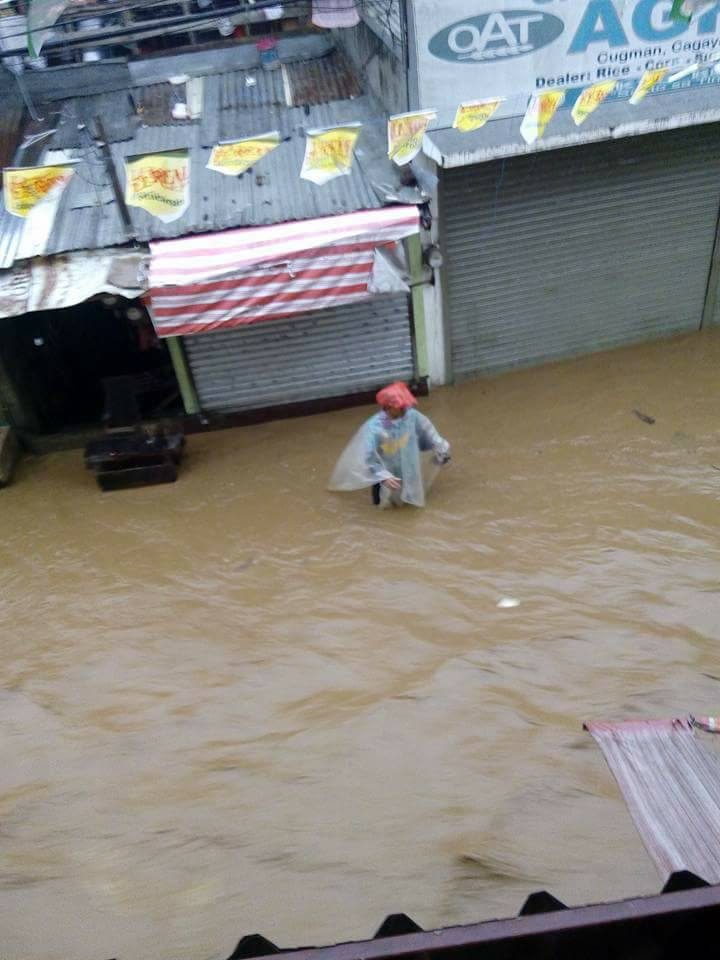VINTA. Flooding in Cugman, Cagayan de Oro goes up high as knee to waist-level.  Photo by Maricel Eduave Tawacal 