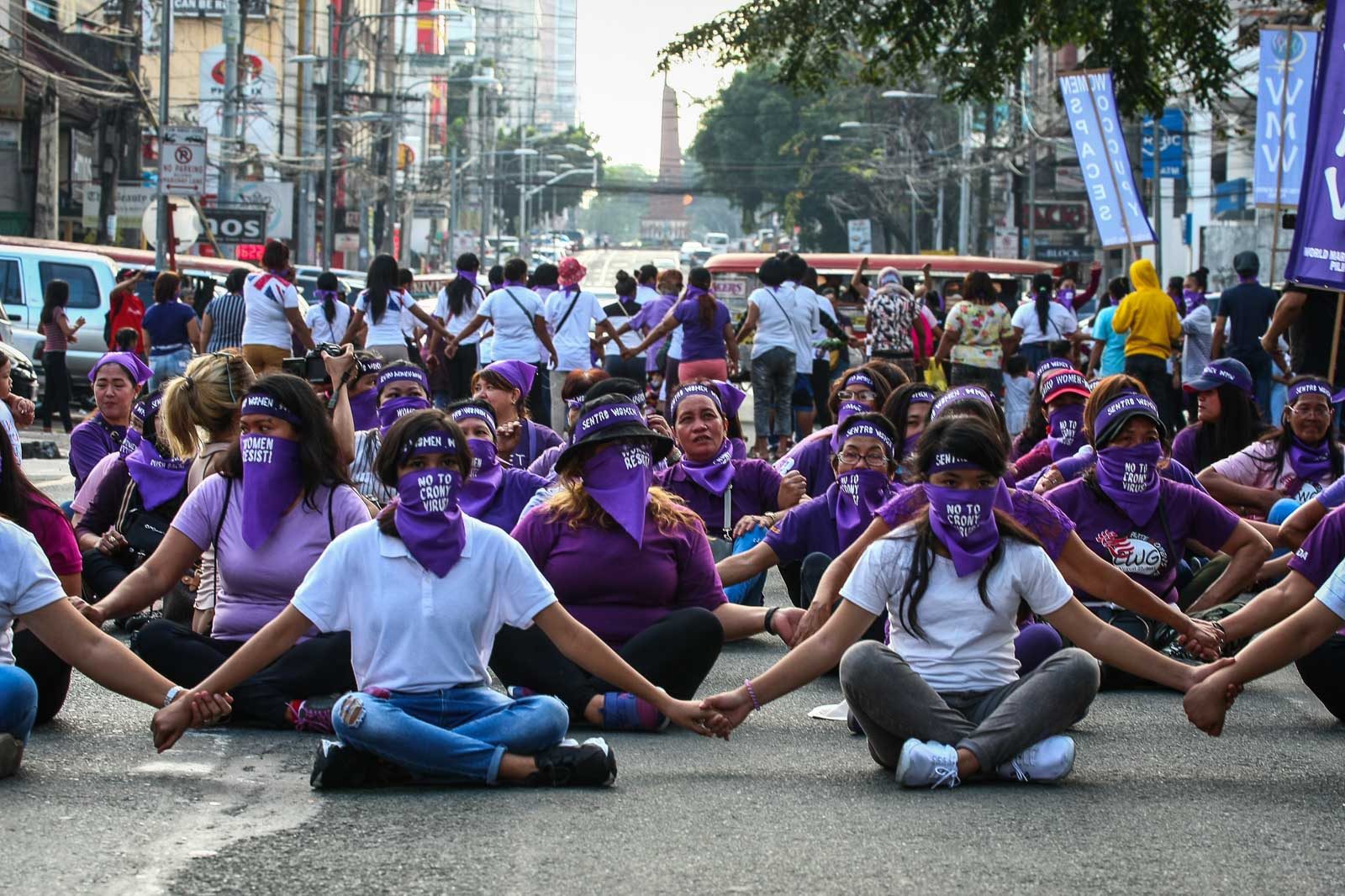 Filipinas sit-in to stop traffic, claim spaces on Int’l Women’s Day