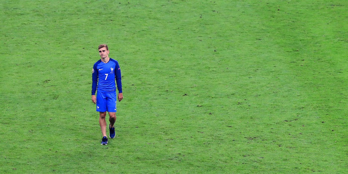 Antoine Griezmann dari timnas Perancis menunjukkan kesedihannya setelah dikalahkan Portugal di final Euro 2016. Foto oleh EPA 