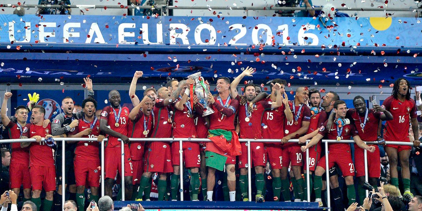 Tim nasional Portugal merayakan kemenangan mereka di Euro 2016 dengan trofi setelah mengalahkan Perancis 1-0 di Stade de France, Saint Denis, Perancis. Foto oleh EPA 