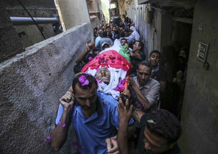 CASUALTY. Palestinian mourners carry the body of Palestinian Osama Abu Khater, who died of wounds he sustained after he was shot by Israeli troops during a protest at the Israel-Gaza border, in Khan Yunis in the southern Gaza Strip on June 24, 2018. Photo by Said Khatib/AFP  