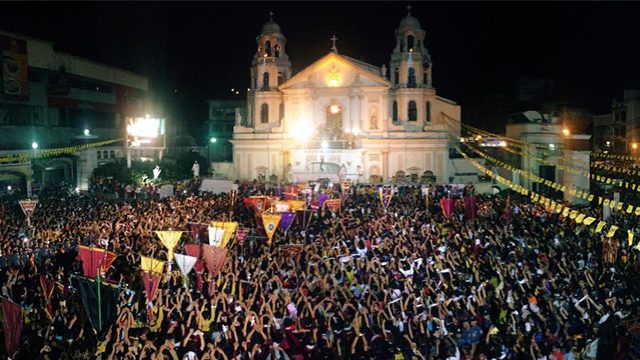 OUTSIDE QUIAPO CHURCH. Devotees await the arrival of the Black Nazarene on Sunday, January 10. Photo by Franz Lopez/Rappler  