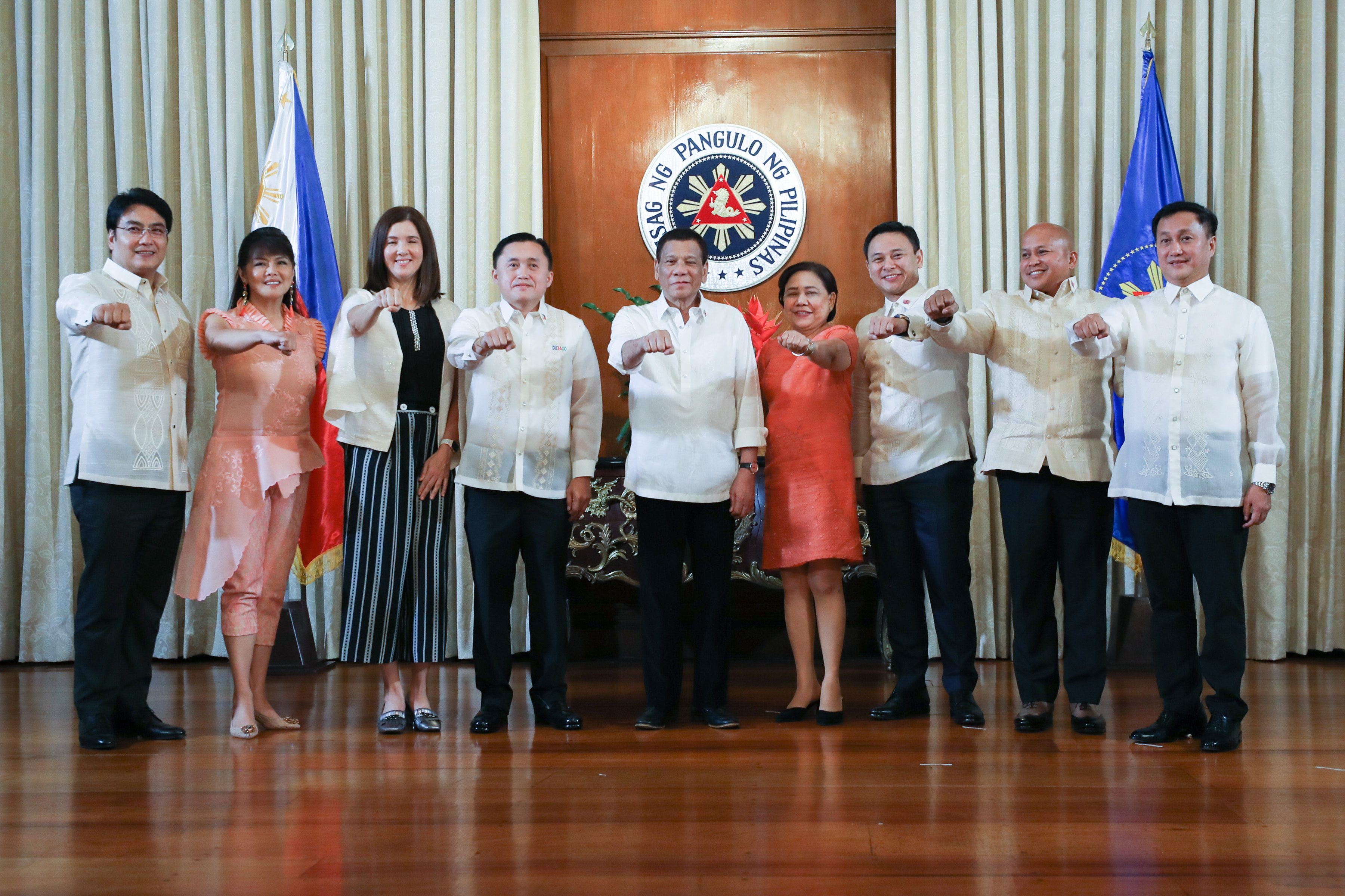 GROUP PHOTO. Duterte-allied incoming senators strike a pose with President Rodrigo Duterte in Malacañang. Malacañang photo 
