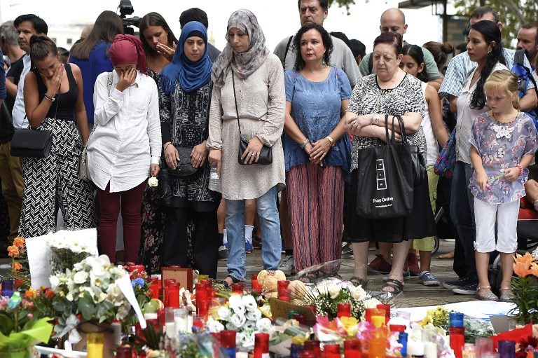 GRIEVING. Muslim residents of Barcelona hold a demonstration at the Las Ramblas boulevard on August 19, 2017, to protest against terrorism and pay tribute to the victims of the Barcelona attack. Photo by Lluis Gene/AFP 