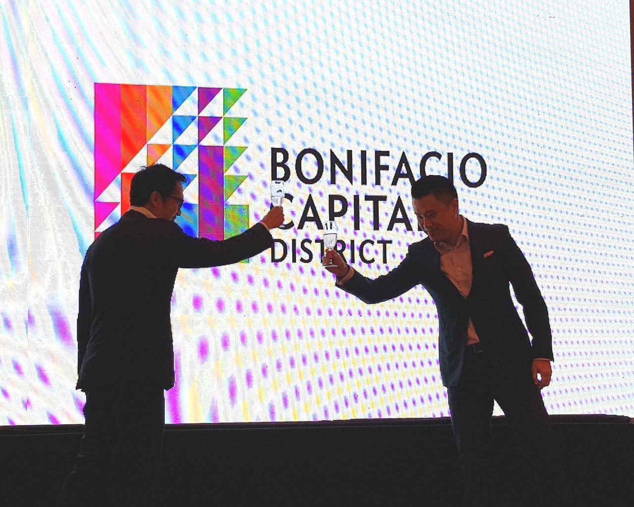 DEAL. BCDA president and CEO Vince Dizon and Megaworld executive vice president and chief strategy officer Kevin Tan sign an agreement to build the Bonifacio Capital District. Photo by Megaworld  