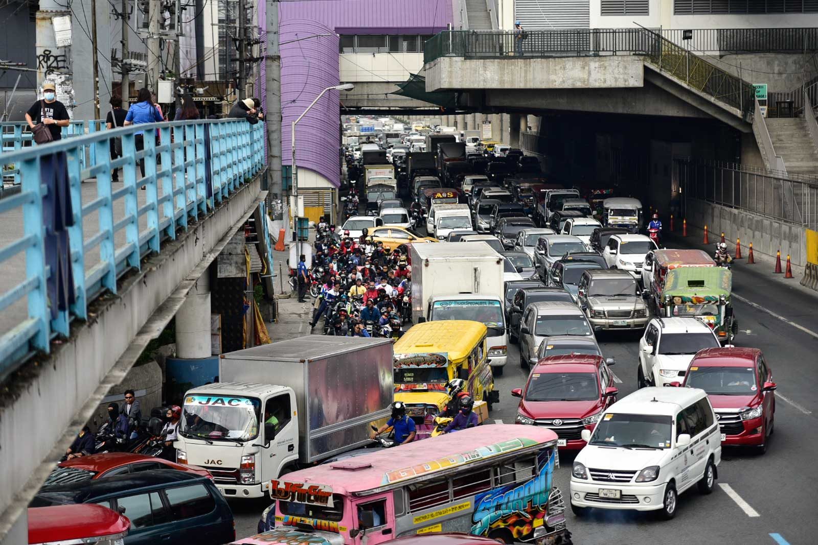 TRAFFIC DUE TO CHECKPOINT. Vehicles pile up at the boundary of Metro Manila and Rizal province along Marcos Highway corner Imelda Avenue during the rush hour on March 16, 2020. Photo by Rob Reyes/Rappler 