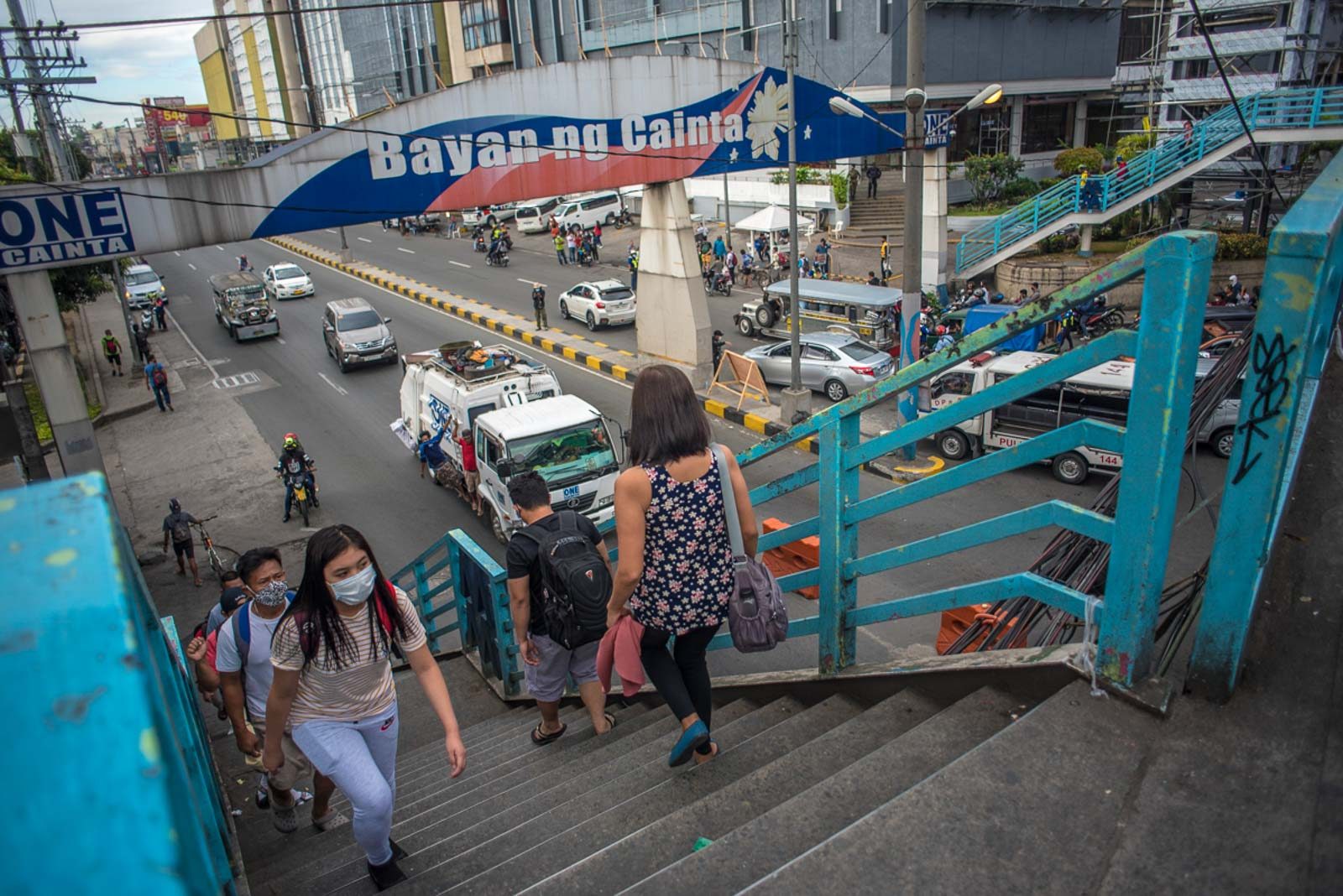 At Cainta-Marikina checkpoint, some pedestrians evade temperature check