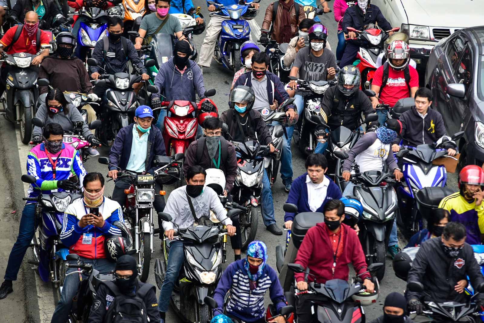 LINE FOR TEMPERATURE CHECKS. Motorcycle riders stand in lines at the checkpoint along the Cainta-Marikina boundary on March 16, 2020. Photo by Rob Reyes/Rappler 