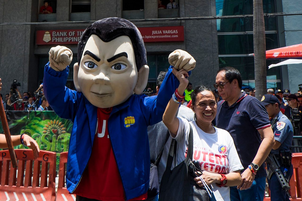 MASCOT. Duterte supporters came with props and all to show their support for their presidential bet. 