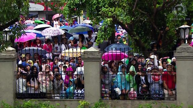 GET US IN. Thousands wait for their chance to be allowed inside the UST campus. Rappler screengrab
