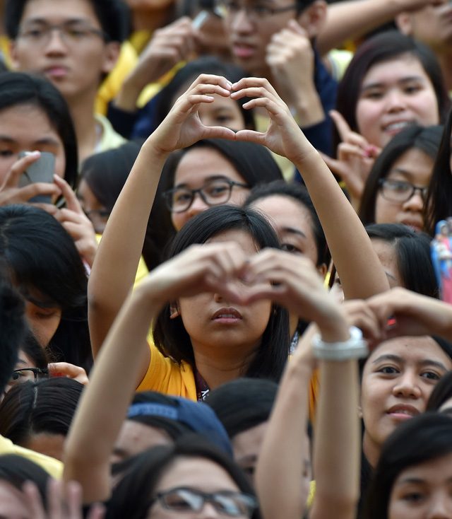 Youth faithful gestures as Pope Francis arrives at at the Pontifical and Royal University of Santo Tomas in Manila on January 18, 2015. Photo by Ettore Ferrari/EPA