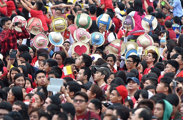 Youth faithful greets Pope Francis as he arrives at the University of Santo Tomas on January 18, 2015. Photo by Ettore Ferrari/EPA