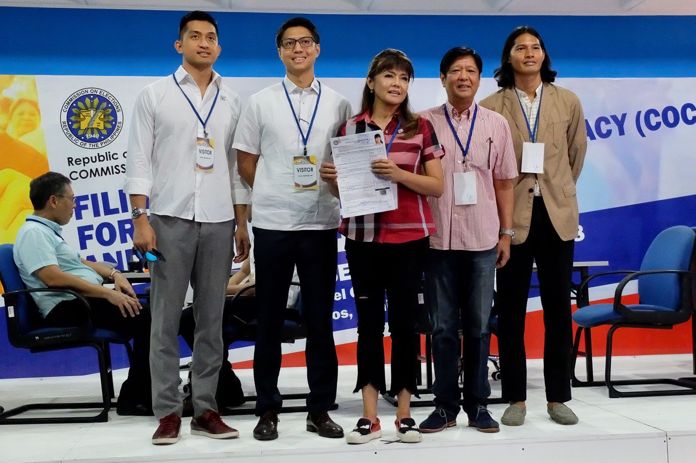 AWKWARD MOMENT. Ilocos Norte Governor Imee Marcos (center) and her family pose for a photo while human rights lawyer Jose Manuel 'Chel' Diokno (extreme right), son of an opposition leader detained during the Marcos dictatorship, file their certificates of candidacy for senator at the same time on October 16, 2018. Photo by Angie de Silva/Rappler  