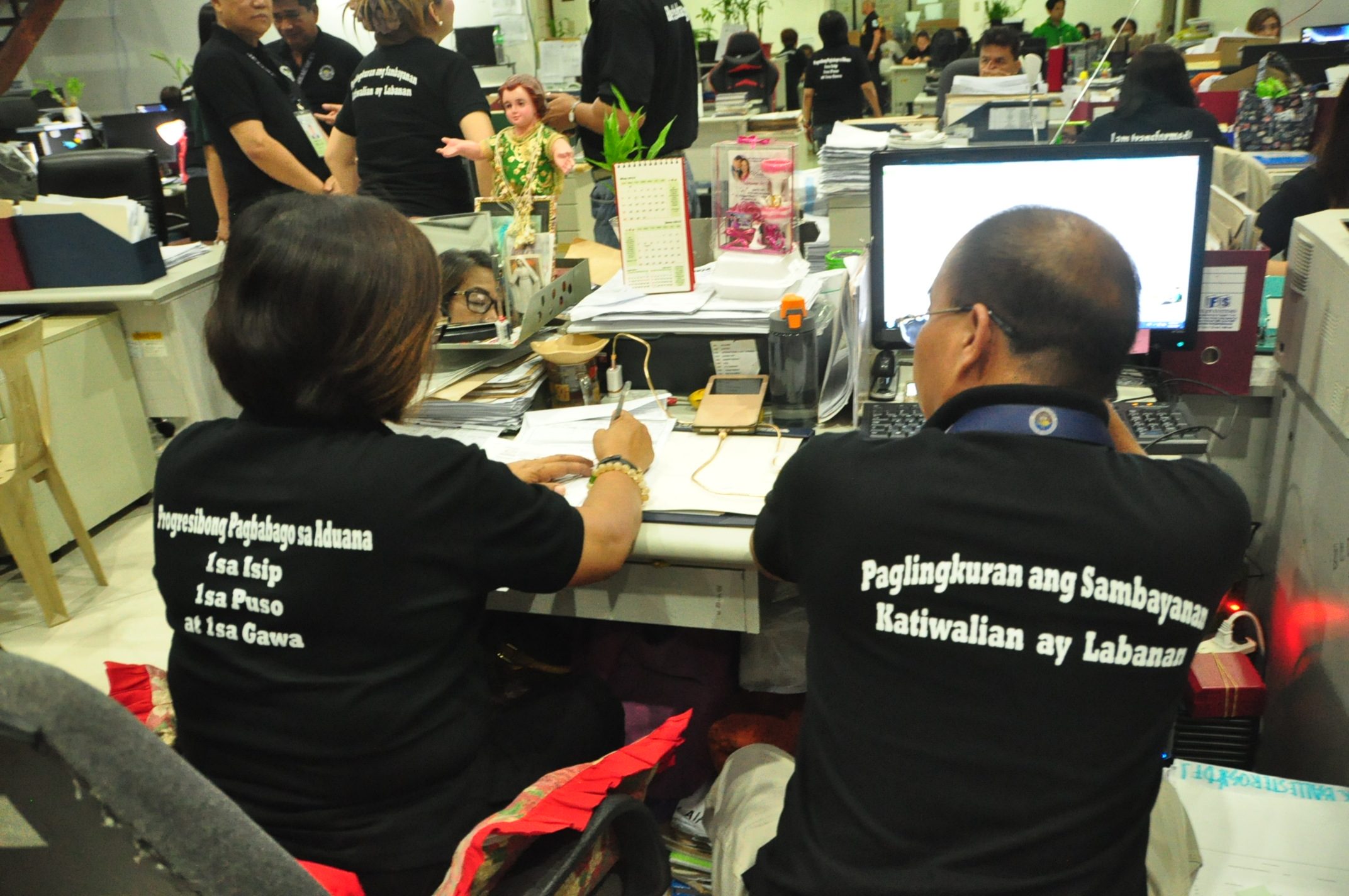 Customs employees wear ‘hugot’ shirts to inspire change