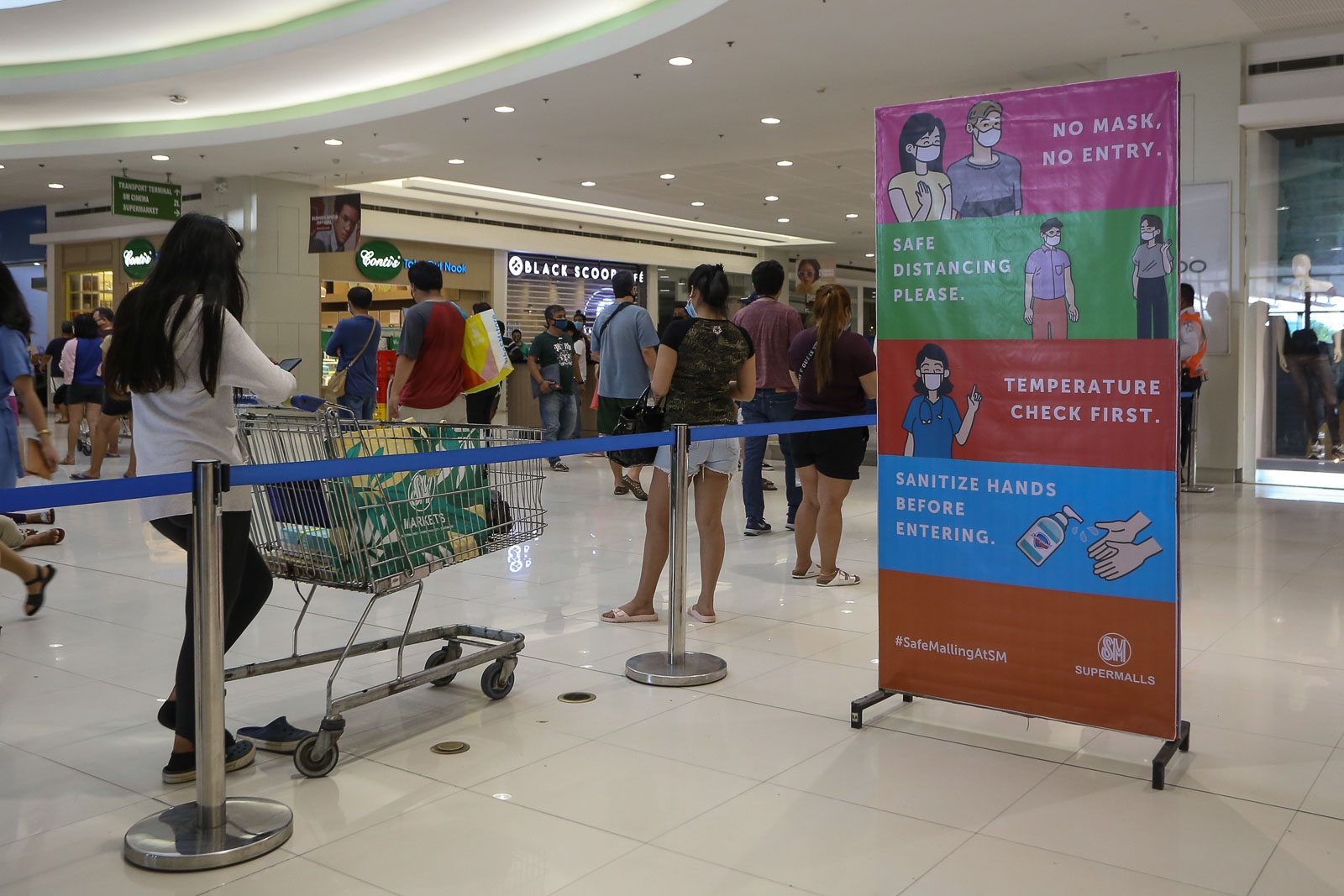 REMINDERS. Signs remind mallgoers of rules to observe inside the establishment. Photo by Mary Grace dela Cerna/Rappler  